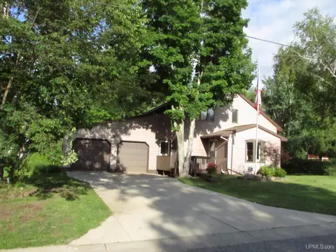 1404 Center, Munising, MI 49862