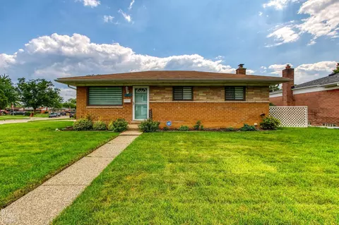 30252 J Carls, Roseville, MI 48066