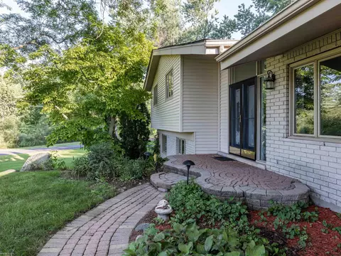 2509 Lake Charnwood, Troy, MI 48098