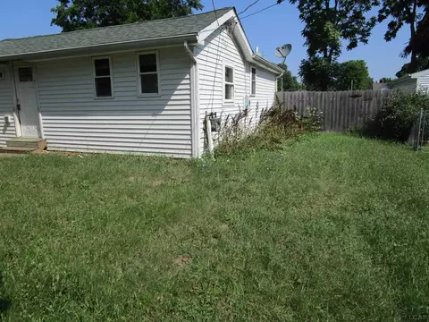 221 E Cummins St, Tecumseh, MI 49286 photo 2