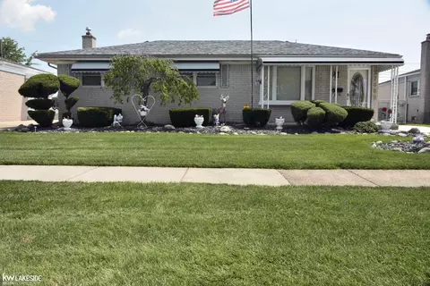 27662 Woodmont, Roseville, MI 48066
