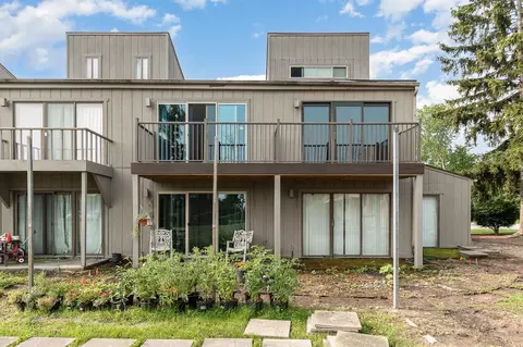 6210 Tennis Court #D15, Bay City, MI 48706