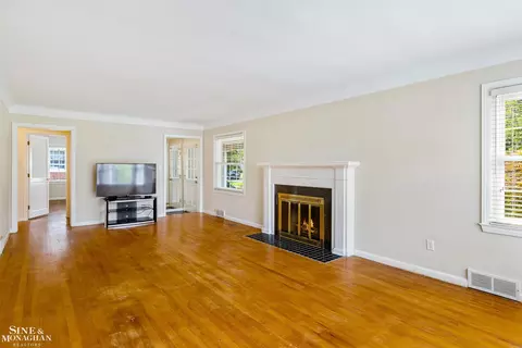 596 Hampton, Grosse Pointe Woods, MI 48236 photo 5