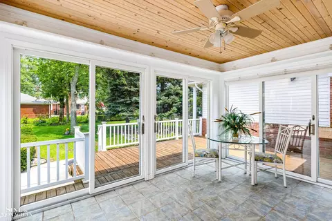 596 Hampton, Grosse Pointe Woods, MI 48236 photo 11