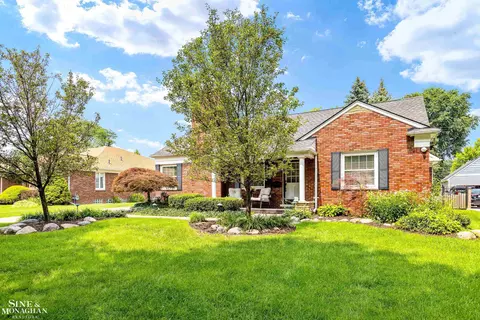 596 Hampton, Grosse Pointe Woods, MI 48236 photo 2