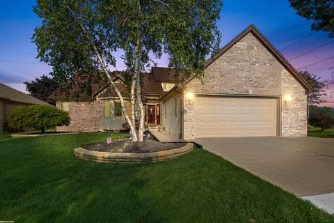 44325 Meadowlake, Sterling Heights, MI 48313