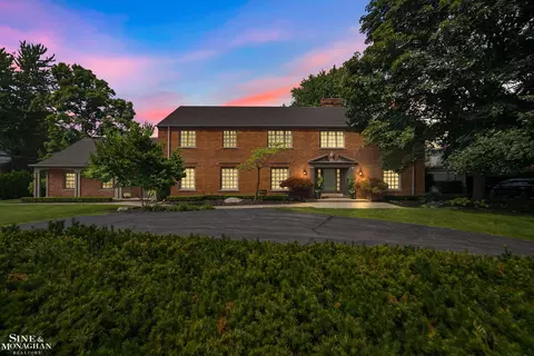 590 Oxford, Grosse Pointe Woods, MI 48236