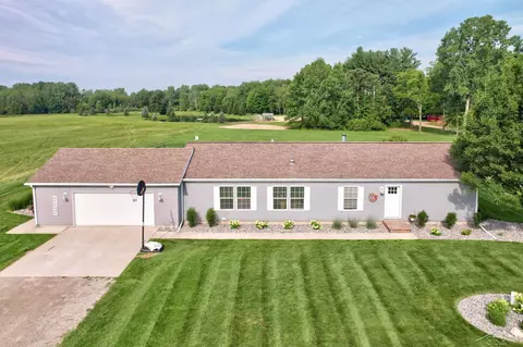 1 Kozy Lk, Hemlock, MI 48626