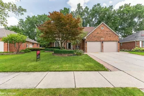 19861 Woodview, Clinton Township, MI 48038