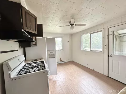 808 E D, Iron Mountain, MI 49801 photo 4