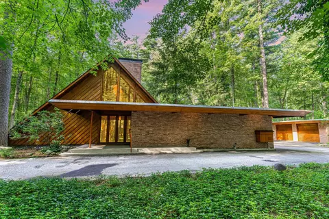 11 Snowfield, Midland, MI 48640