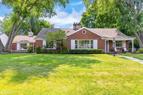 525 Lochmoor, Grosse Pointe Woods, MI 48236