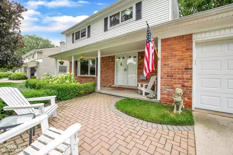 489 Saddle, Grosse Pointe Woods, MI 48236 photo 2