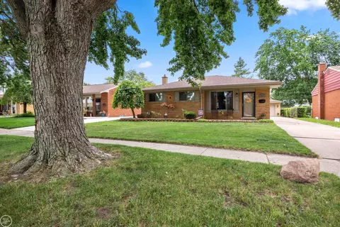 15430 Elderwood, Roseville, MI 48066