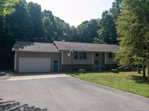 e9841 Kinston Drive, Munising, MI 49862
