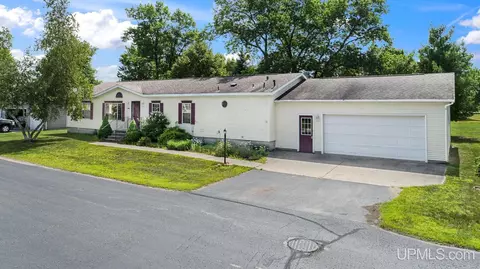 114 Kenneally, Gladstone, MI 49837 photo 4
