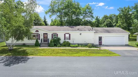 114 Kenneally, Gladstone, MI 49837