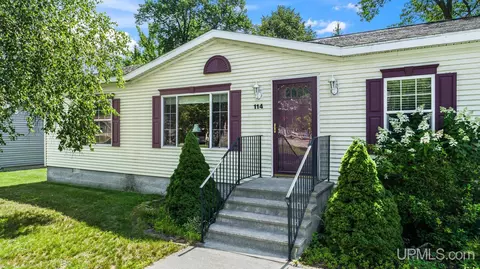114 Kenneally, Gladstone, MI 49837 photo 5