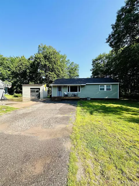 29 Horseshoe Lk, Negaunee, MI 49866