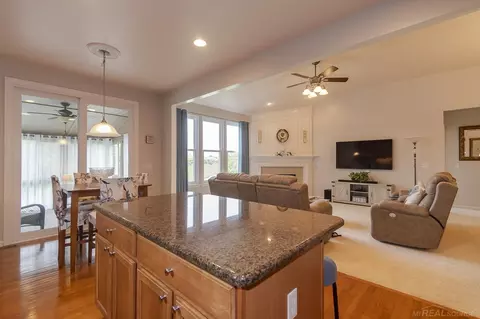 49559 Hiddenbrook, Macomb, MI 48042 photo 4