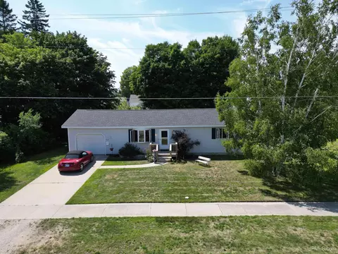 117 N First, Manistique, MI 49854