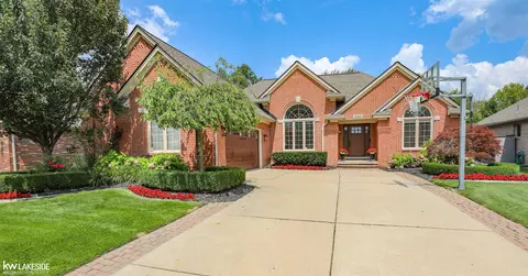 20093 Pine Cone, Macomb, MI 48042