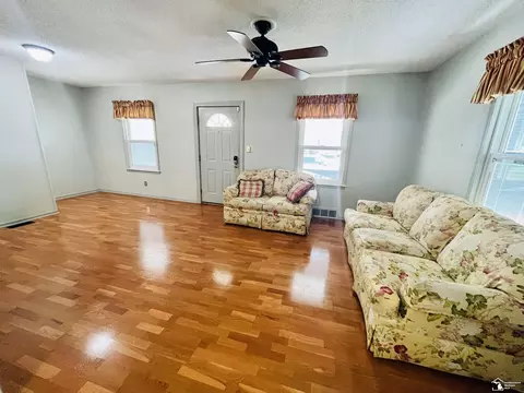 425 Bentley, Monroe, MI 48162 photo 2
