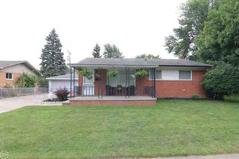16750 Charleston, Roseville, MI 48066