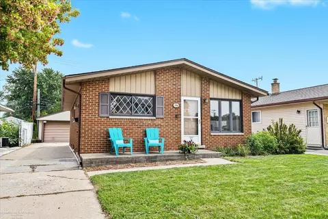 136 Kinross, Clawson, MI 48017 photo 4