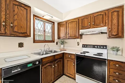136 Kinross, Clawson, MI 48017 photo 18