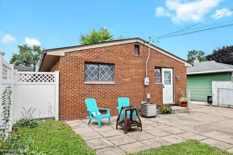 136 Kinross, Clawson, MI 48017 photo 9