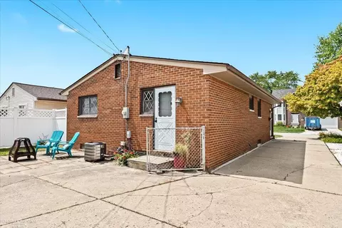 136 Kinross, Clawson, MI 48017 photo 6