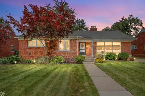 20057 W Ballantyne, Grosse Pointe Woods, MI 48236