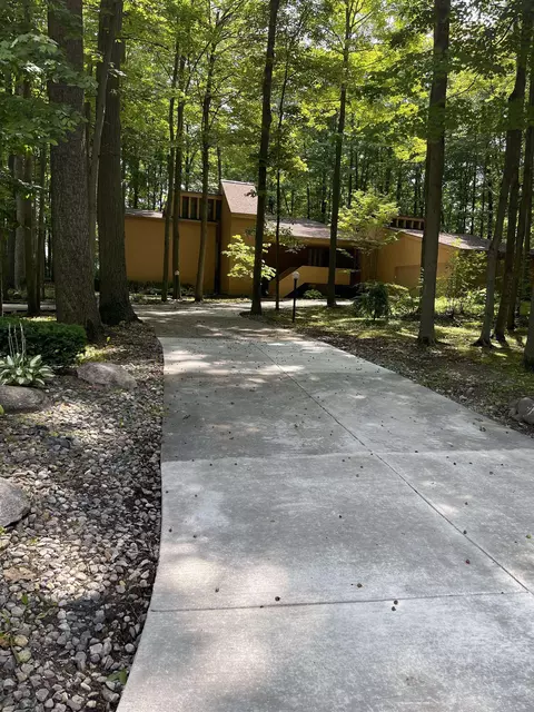5119 NW Dyemeadow Ct, Flint, MI 48532