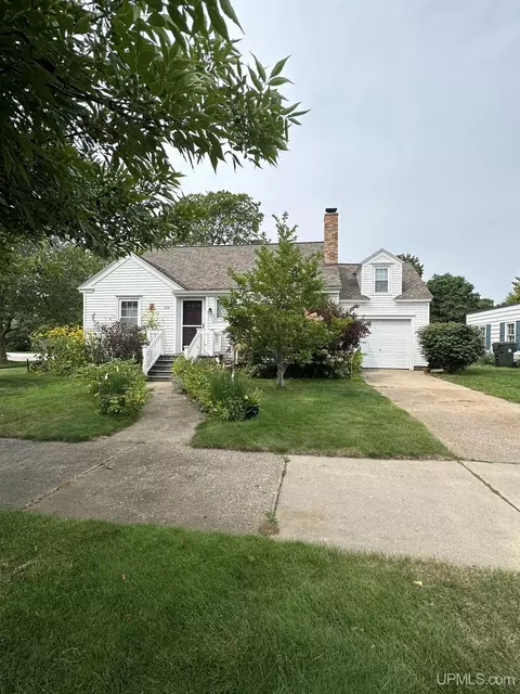 924 S 16th, Escanaba, MI 49829
