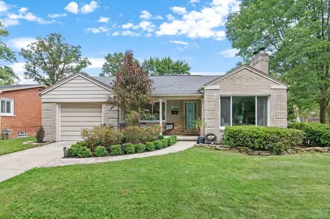 21263 Manchester, Harper Woods, MI 48225