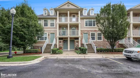 278 Park Green Dr, Lake Orion, MI 48362