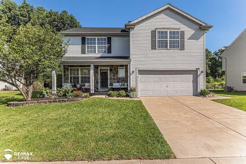 999 Carriage Hl, Fenton, MI 48430