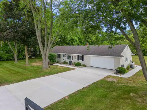 8240 Messmore Rd, Shelby Township, MI 48317