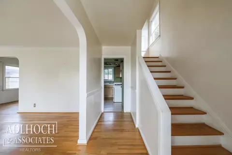 1048 Vernier, Grosse Pointe Woods, MI 48236 photo 2