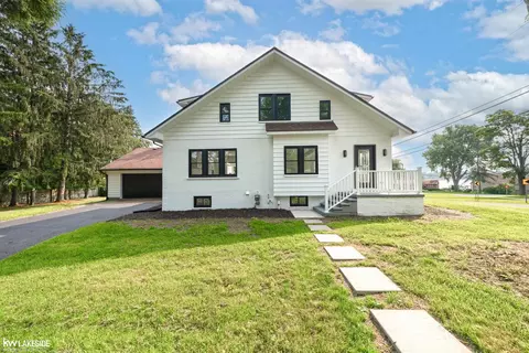5440 Elizabeth Lk, Waterford, MI 48327