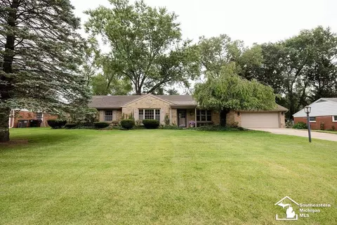 7098 Edinburgh, Lambertville, MI 48144