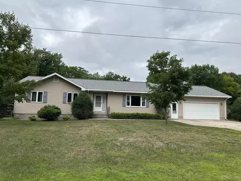 408 Loueda Ave, Gladstone, MI 49837