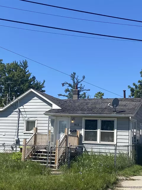 908 Treat, Adrian, MI 49221