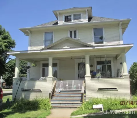 1320 S 2, Escanaba, MI 49829
