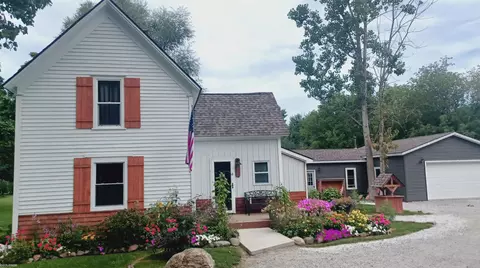 8556 Morris Rd, Wales, MI 48027