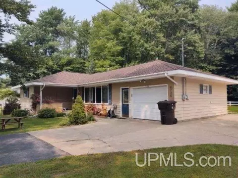 6736 N, Escanaba, MI 49829