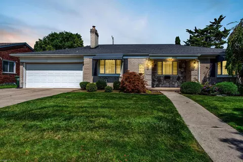 1500 Cook, Grosse Pointe Woods, MI 48236 photo 2