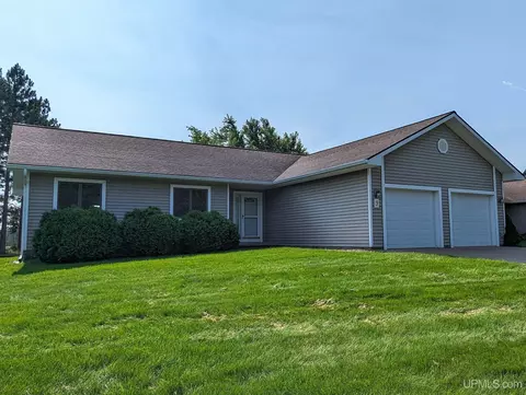 9 Red Fox, Marquette, MI 49855
