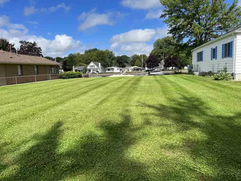 80 River Trl, Bay City, MI 48706